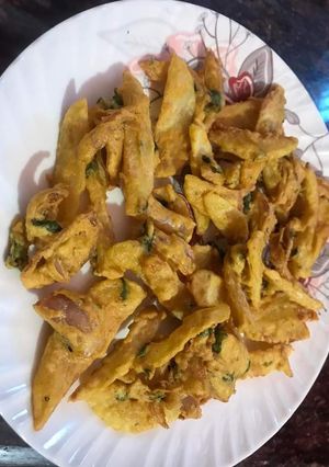 प्याज की भजिया(pyaz ki bhajiya recipe in hindi) रेसिपी मुख्य फोटो