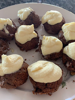 Una foto de Muffins de choco y coco sin TACC con buttercream de queso