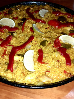 Una foto de Arroz con pollo y verduras