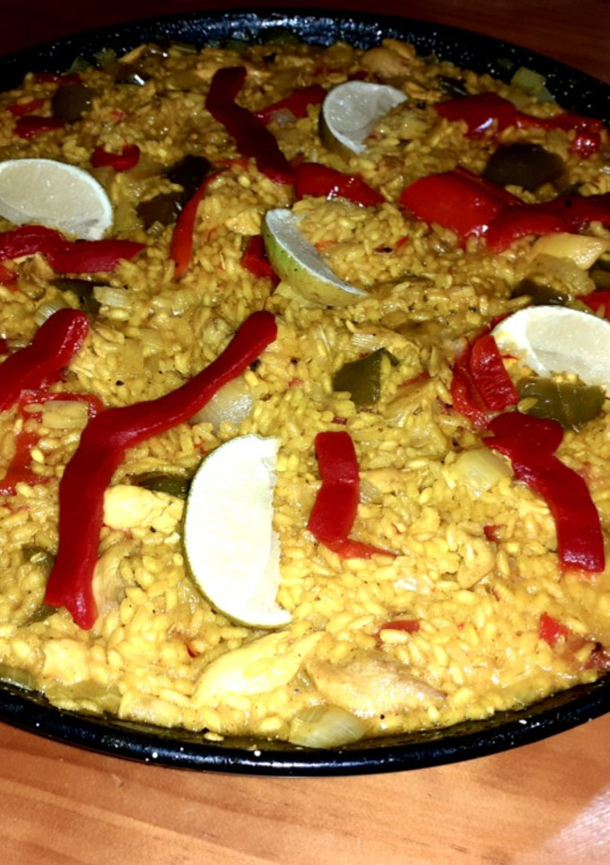 Una foto de Arroz con pollo y verduras