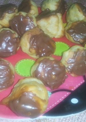 Una foto de Bombas con relleno de dulce de leche con almendras