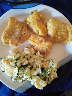 Una foto de Pescado frito con ensalada de papas