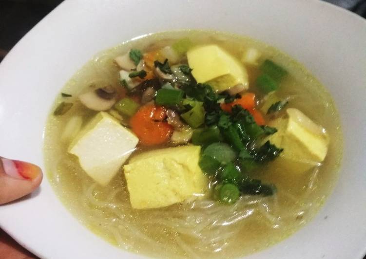 Cara Gampang Menyiapkan Sup Soun Tahu Kuning yang Lezat Sekali