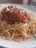 Tallarines rojos de carne c/ crema huancaina