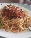 Tallarines rojos de carne c/ crema huancaina