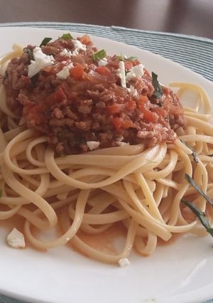 Una foto de Tallarines rojos de carne c/ crema huancaina