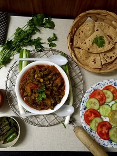 લીલા ચણા વીથ રીંગણ સબજી (Green Chana Ringan Sabji Recipe In Gujarati) રેસીપી મુખ્ય ફોટો
