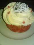 Cupcake de vainilla con crema de mantequilla y queso crema