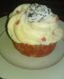 Cupcake de vainilla con crema de mantequilla y queso crema