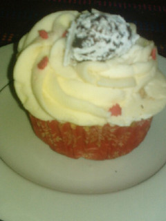 Una foto de Cupcake de vainilla con crema de mantequilla y queso crema