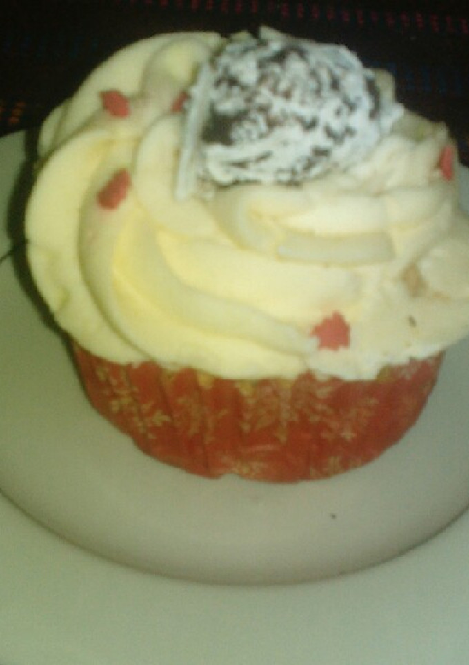 Una foto de Cupcake de vainilla con crema de mantequilla y queso crema