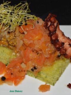 Una foto de Lomo de bonito sobre bizcocho de mojo y chutney de tomate con fritada de pulpo