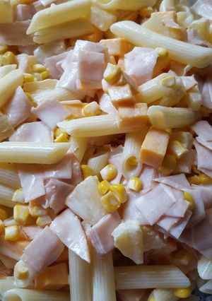 Una foto de Ensalada hawaiana con piña, queso y jamón