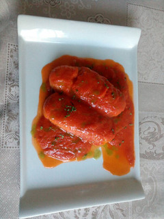 Una foto de Merluza con tomate al aceite de albahaca