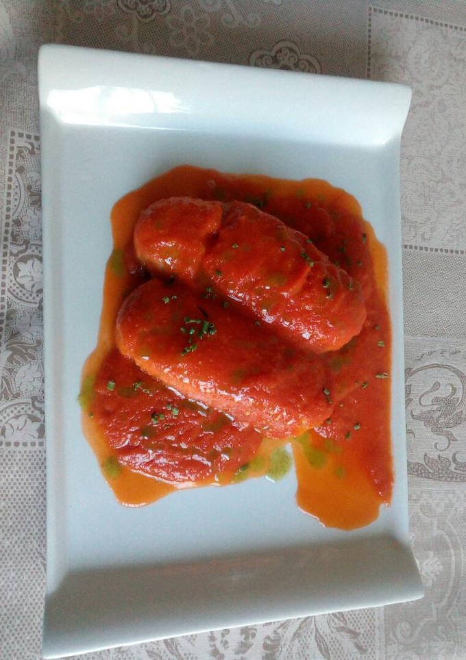 Una foto de Merluza con tomate al aceite de albahaca