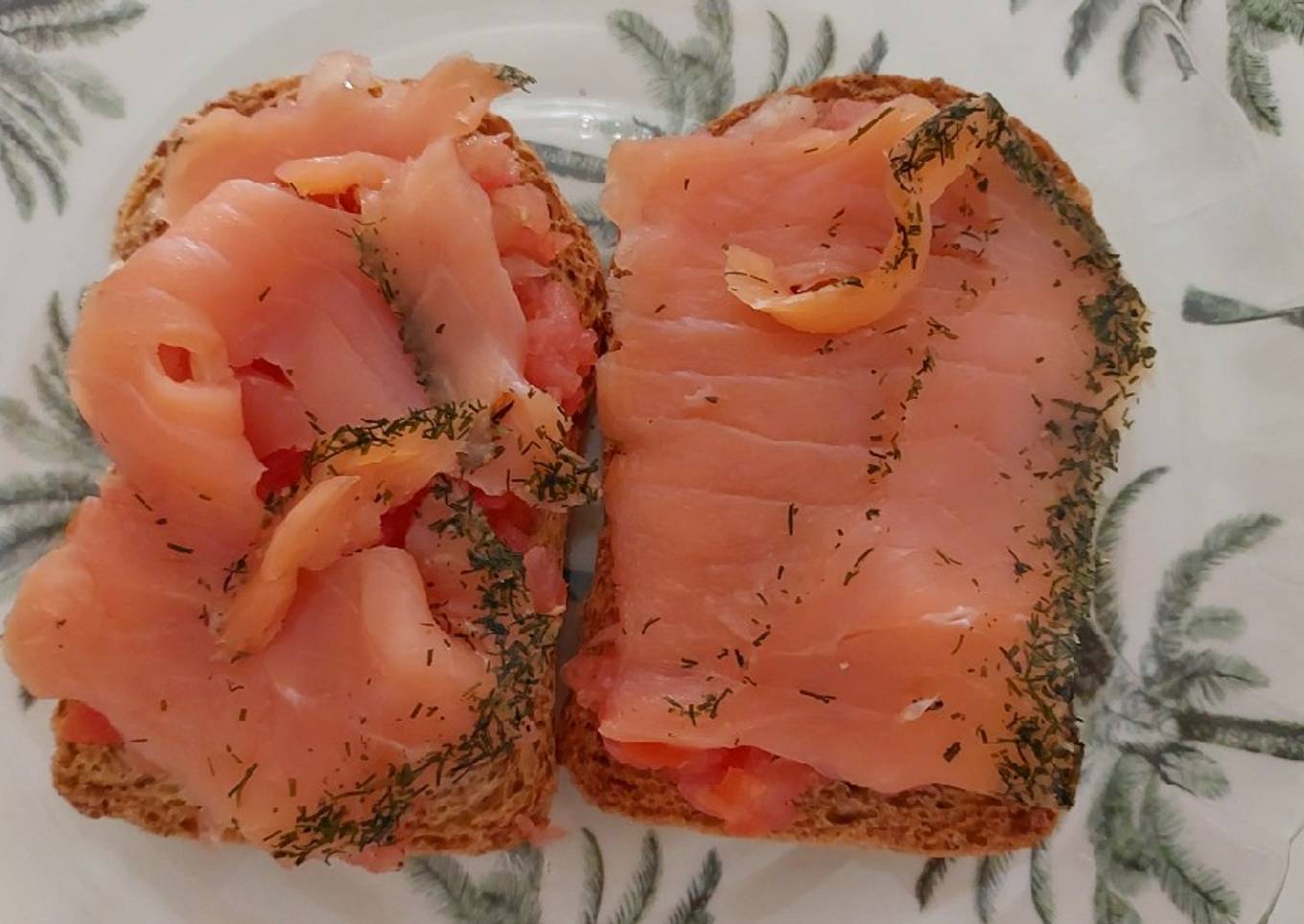 Tostas de salmón ahumado y tomate