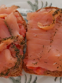 Una foto de Tostas de salmón ahumado y tomate