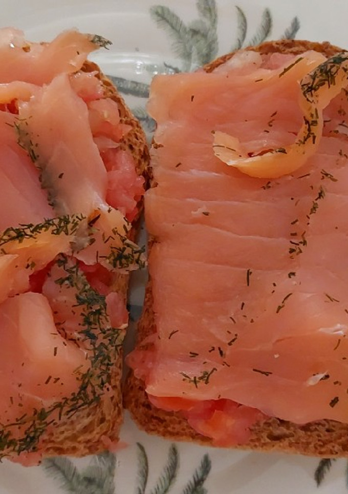 Una foto de Tostas de salmón ahumado y tomate