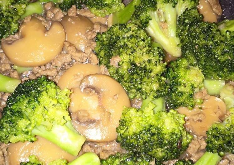 Langkah Mudah untuk Menyiapkan Broccoli Daging Saus Tiram, Enak