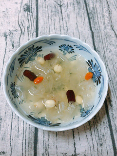 ［只要電鍋就搞定］超簡單白木耳蓮子湯 的食譜成品照片