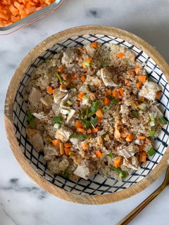 Una foto de Yakimeshi de quinoa con pechuga de pollo
