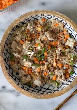 Una foto de Yakimeshi de quinoa con pechuga de pollo