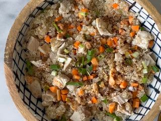 Yakimeshi de quinoa con pechuga de pollo