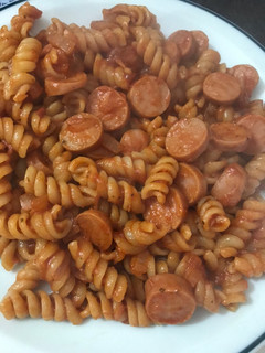 Una foto de Fideos con salsa de salchicha