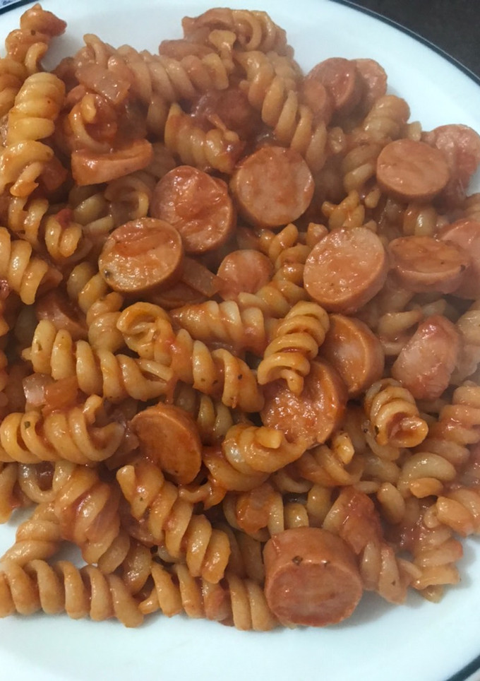 Una foto de Fideos con salsa de salchicha