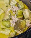 แกงเขียวหวานมะเขือยาวใส่หมูสับ