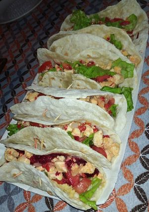 Una foto de Tacos de pollo y verduras saludables!