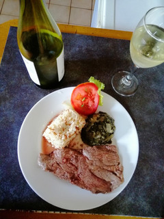 Una foto de Bistec de asiento con arroz árabe