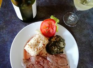 Una foto de Bistec de asiento con arroz árabe