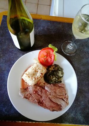 Una foto de Bistec de asiento con arroz árabe