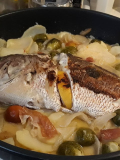 Una foto de Pargo a la cazuela con coles de Bruselas y bacon