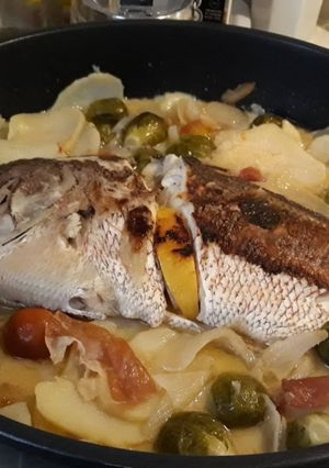 Una foto de Pargo a la cazuela con coles de Bruselas y bacon