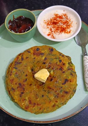 A picture of Aloo Methi Paratha.