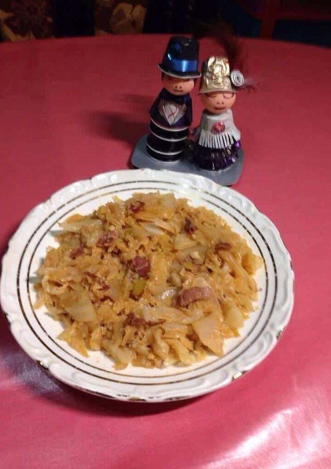 Una foto de Repollo con jamón y almendras molidas