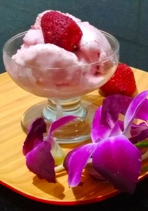 A picture of Strawberry Curd Ice-cream.