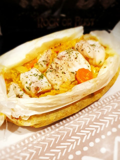 Une photo de Curry de lotte en papillote