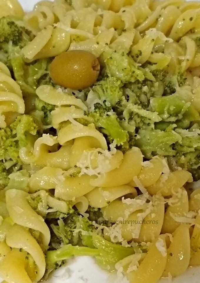 Una foto de Fusilli con brócoli