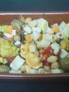 Una foto de Ensalada de garbanzos con mejillones