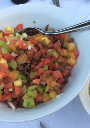 Une photo de Tartare de tomates multicolores