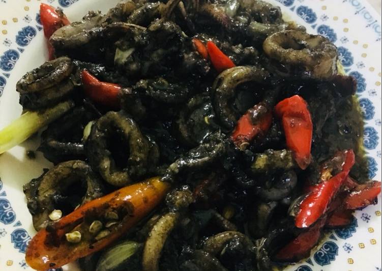 Bagaimana Menyiapkan Cumi Bumbu Hitam yang Enak
