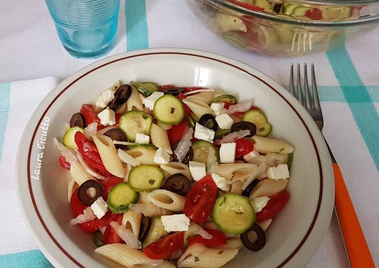 Pasta fredda con zucchine marinate