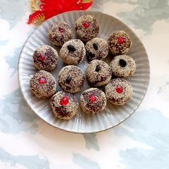 A picture of Makhana Chocolate laddu.