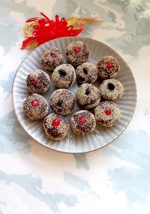 A picture of Makhana Chocolate laddu.