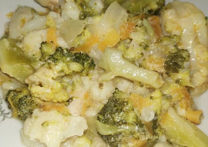 Тушеная брокколи цветная. Блюда с брокколи. Брокколи припущенная. Брокколи с овощами в духовке. Капуста брокколи в сливках.