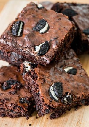 Una foto de Brownie con galletas oro