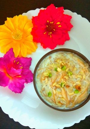 दूध वाली सेवइयां (Doodh Wali seviyan recipe in Hindi) रेसिपी मुख्य फोटो